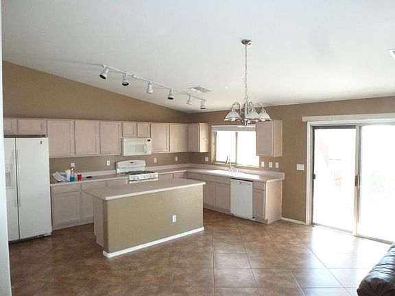 3rd image of 10517 W Wilshire Dr