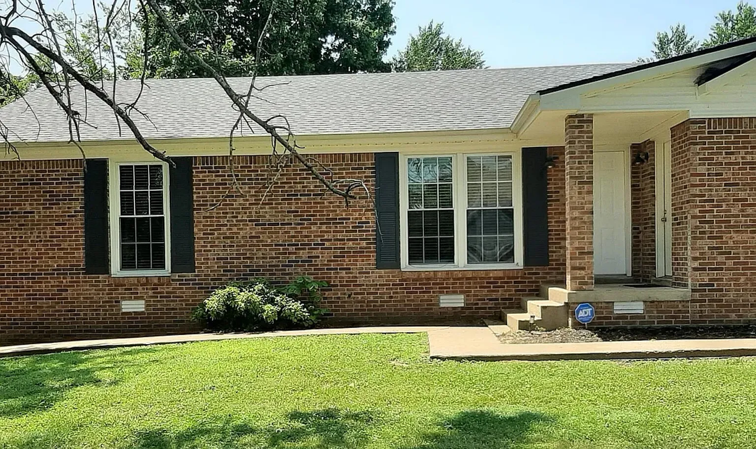 211 Hunter Drive - B — Photo 1