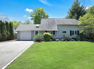 6 Page Ln, Westbury, NY 11590