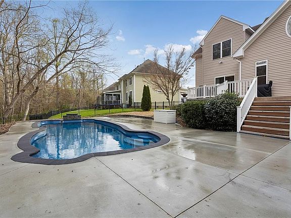 5th image of 320 Riviara Pl