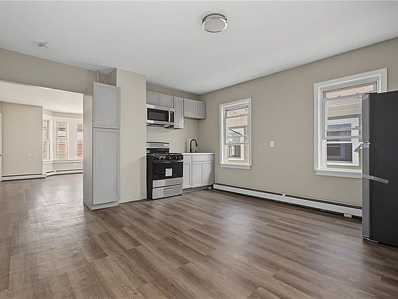 3rd image of 142 Oxford St