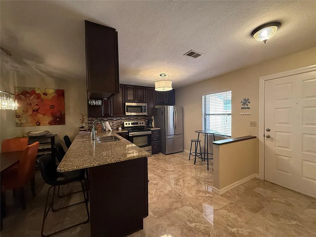 2 bed, 2.0 bath, 1094 sqft, $1,400 — Photo 3