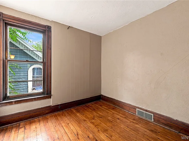 304 W Delavan Ave — Photo 19