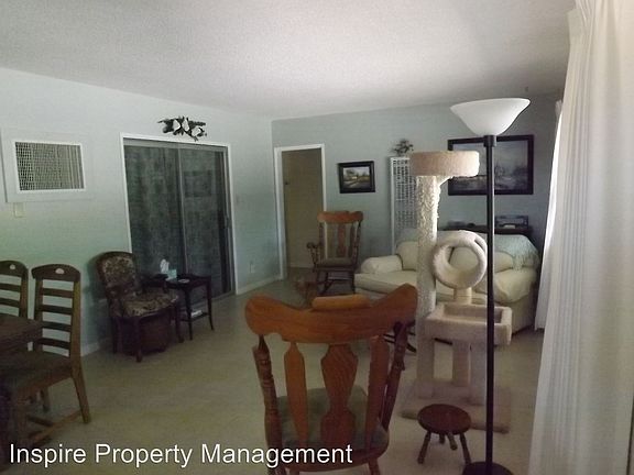 3rd image of 7673 Dumosa Ave