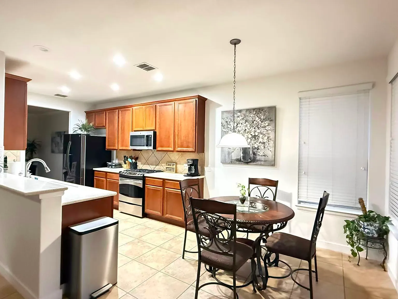 4 bed, 2461 sqft, $1,980 — Photo 3