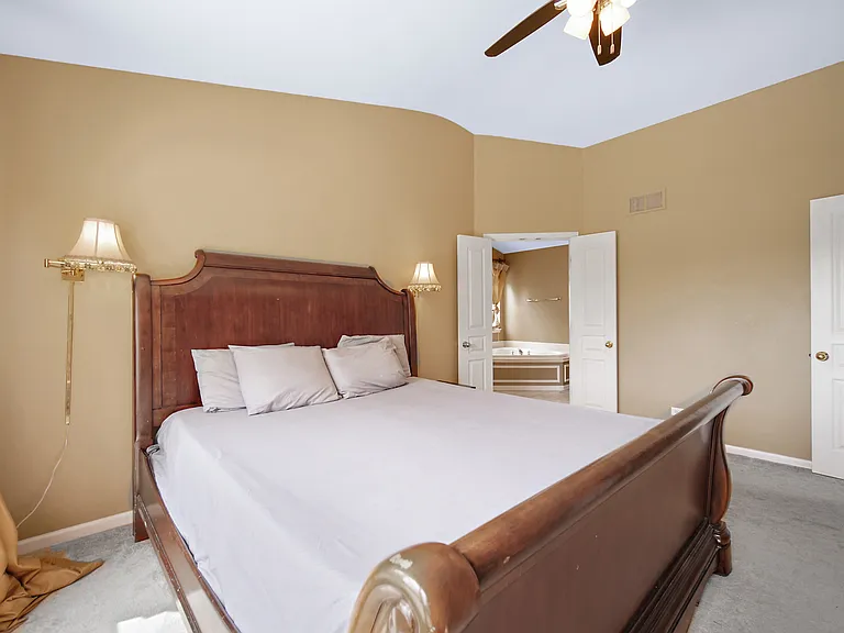 1044 Oakhill Dr — Photo 18