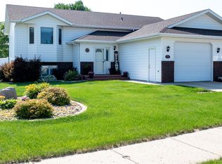1936 Oregon Dr, Bismarck, ND 58503