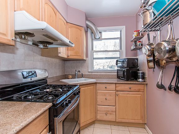 2nd image of 21 Burbank St APT 1B