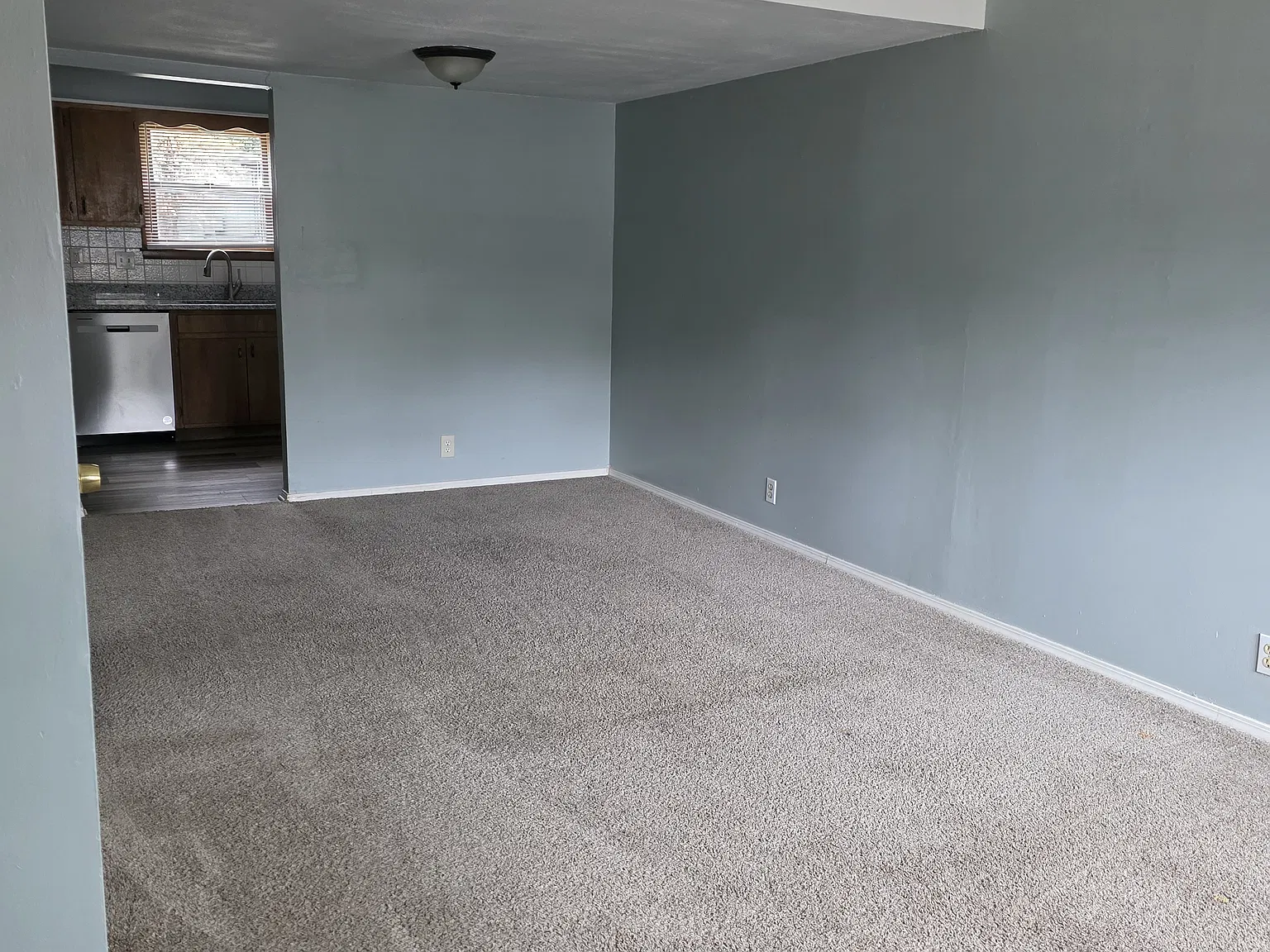 2 bed, 700 sqft, $1,050 — Photo 2