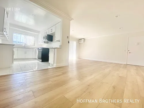 12410 Chandler Blvd Photo 1