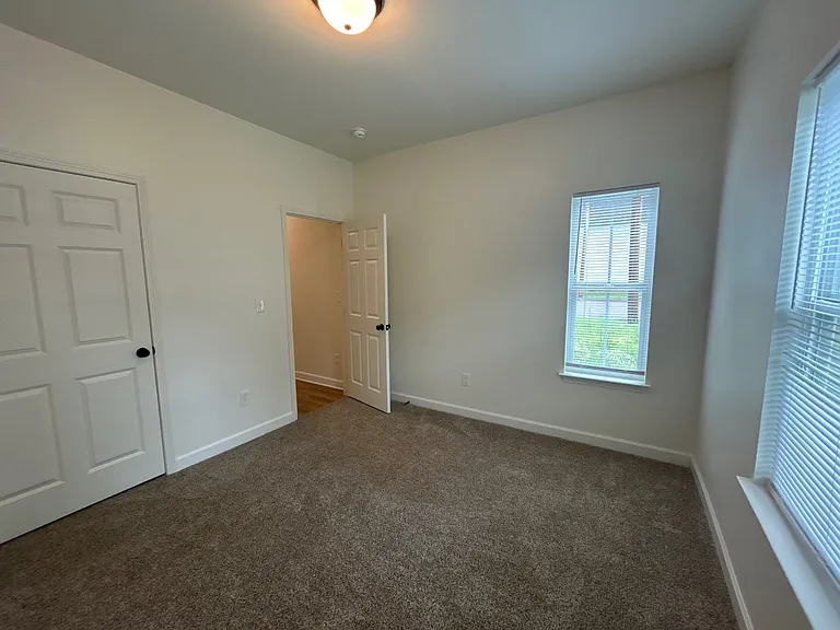 329 W King St — Photo 7