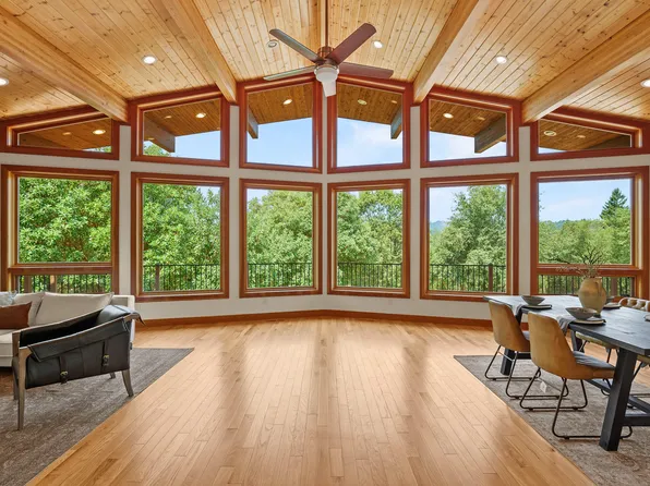 616 Mountain Paradise Dr, Grants Pass, OR 97526