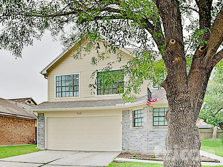 1050 Maclesby Ln — Photo 3