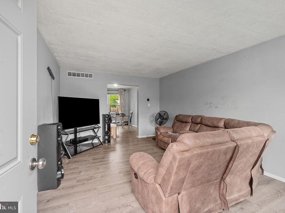 1st image of 10 Mitnick Ct