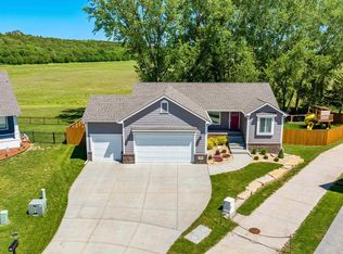 909 Bramblewood Ln, Manhattan, KS 66503