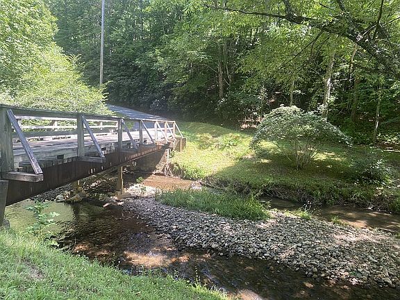 5th image of 542 Tessentee Woods Rd