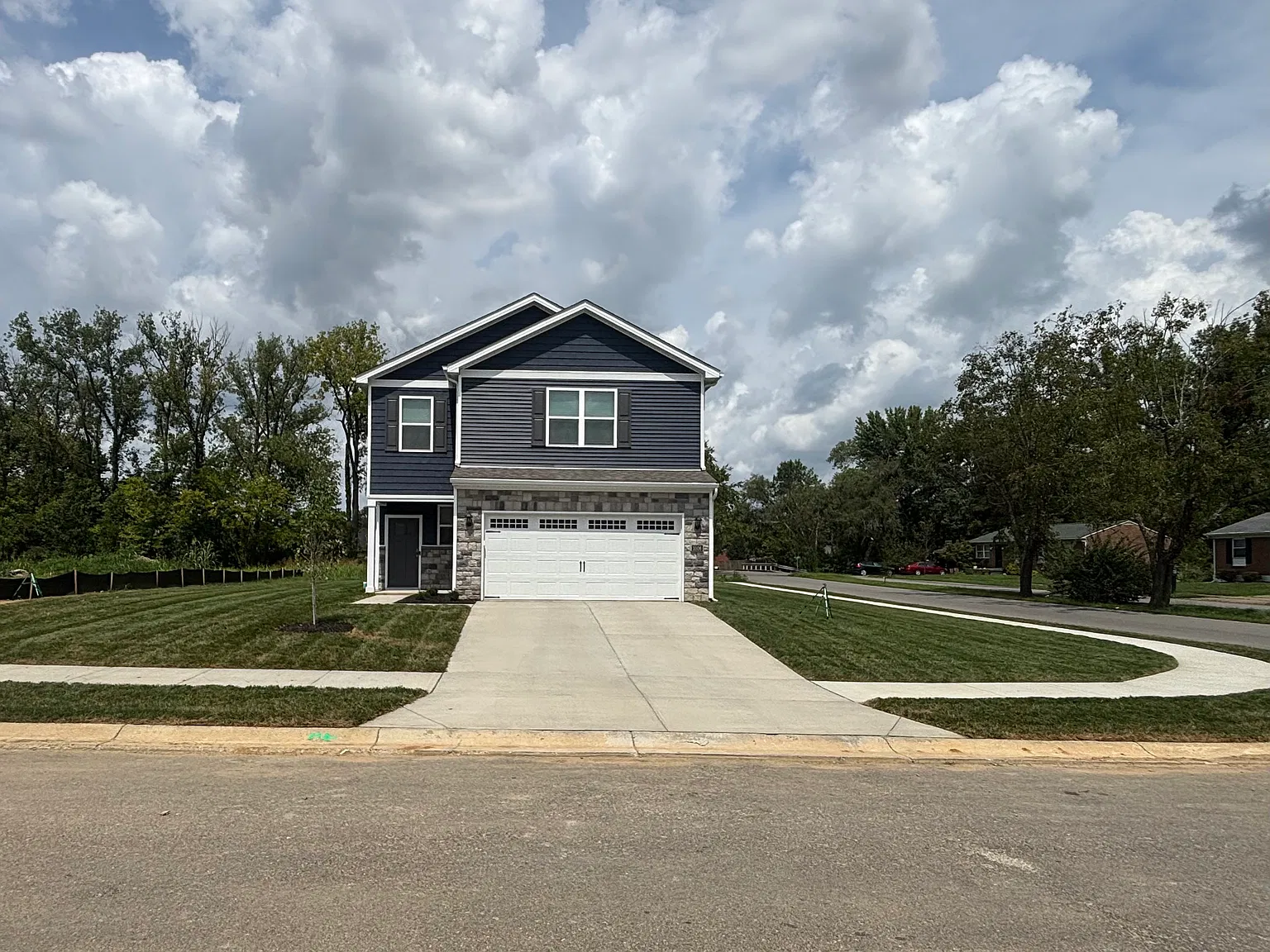 4 bed, 2.5 bath, 2500 sqft, $1,100 — Photo 1