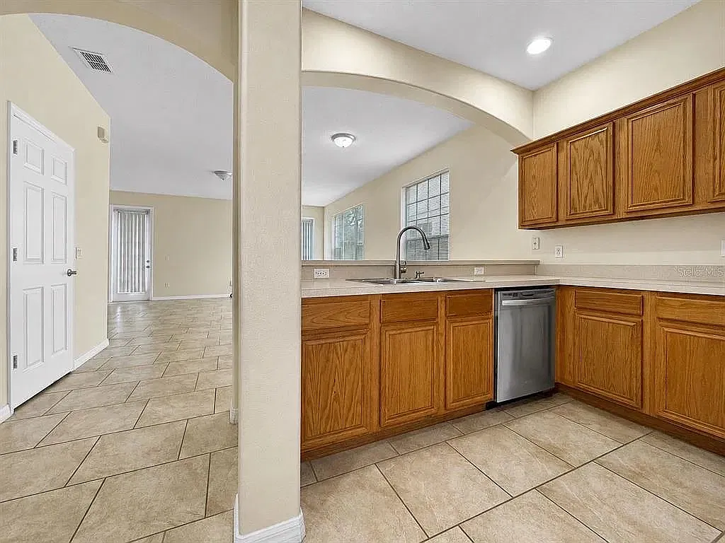 3 bed, 2005 sqft, $2,250 — Photo 2