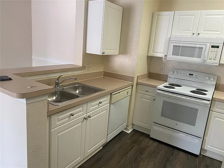18001 Richmond Place Dr #222 — Photo 5