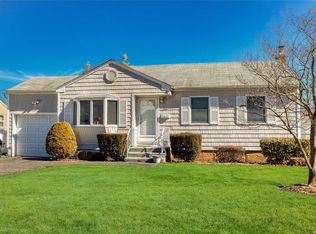 38 Wensley Rd, Plainview, NY 11803