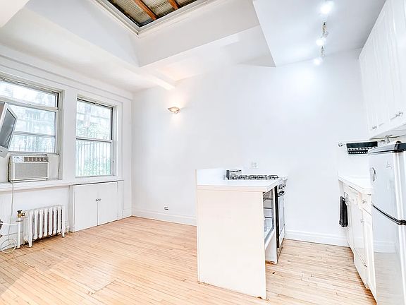 3rd image of 365 W 20th St APT 1A