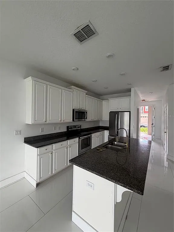 4 bed, 2.5 bath, 2521 sqft, $3,200 — Photo 3