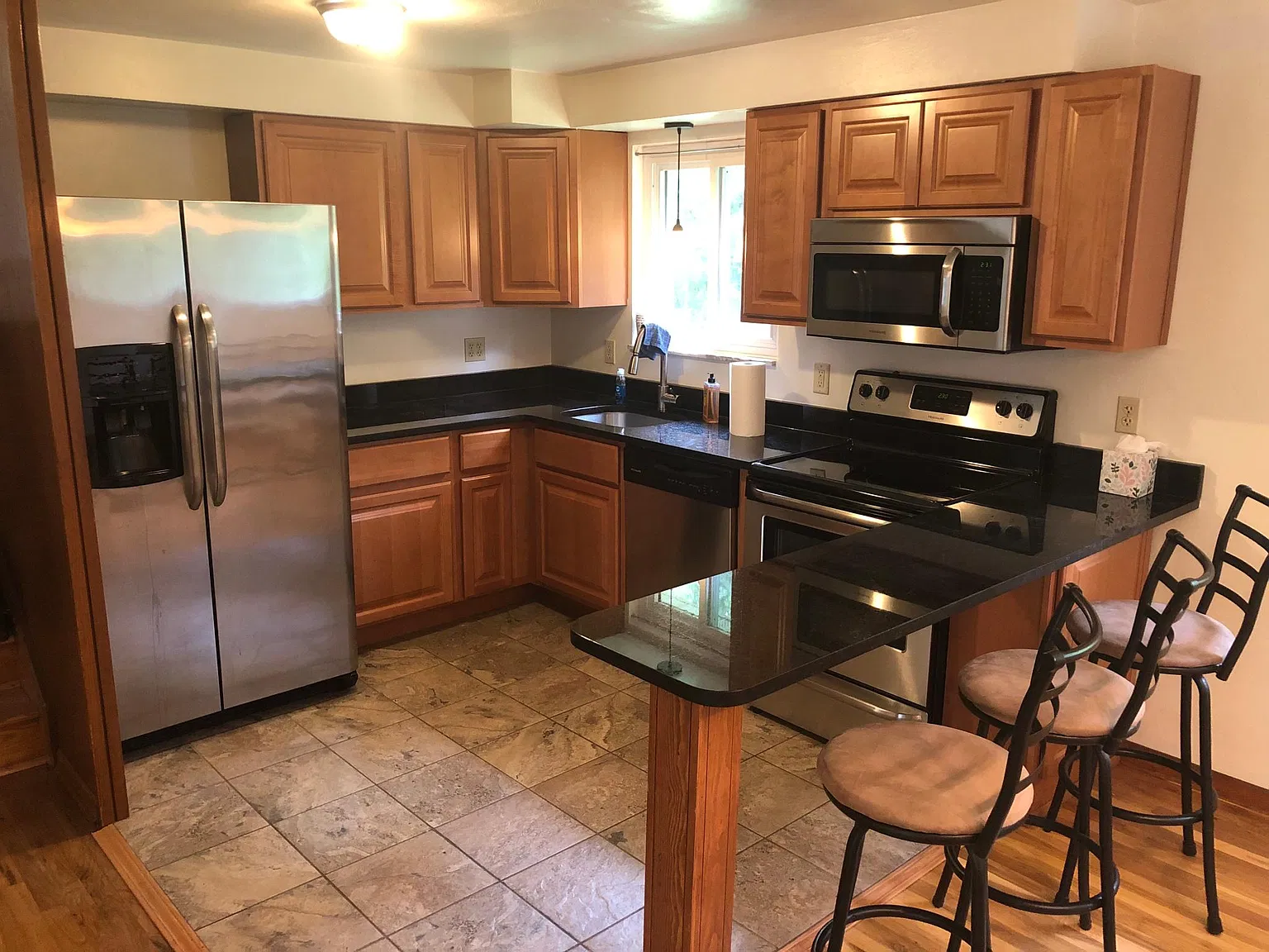 3 bed, 1.5 bath, 1421 sqft, $1,800 — Photo 3