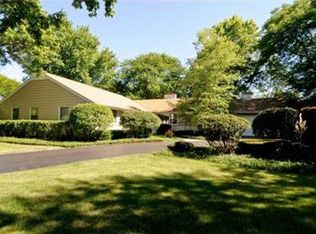 1041 Woodbine Ln, Northbrook, IL