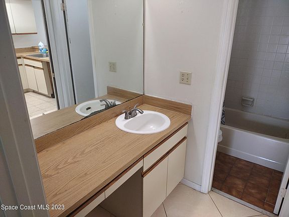 4th image of 3075 Sir Hamilton Cir