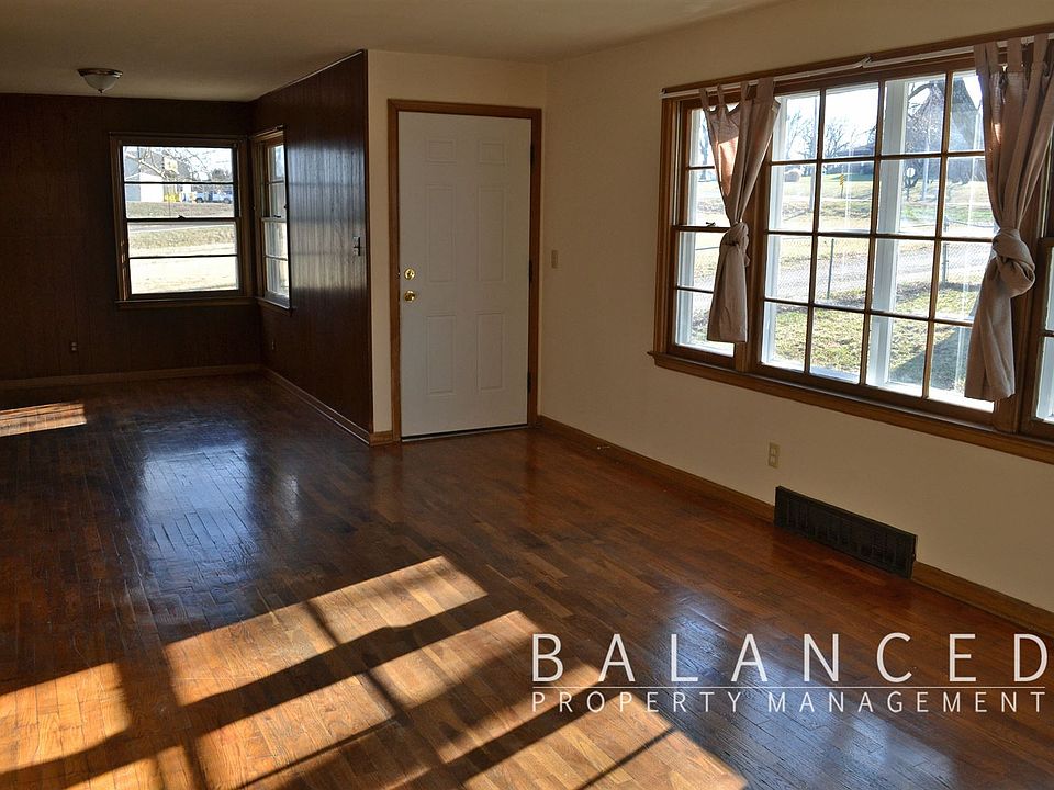 4300-Topeka-livingroom-1