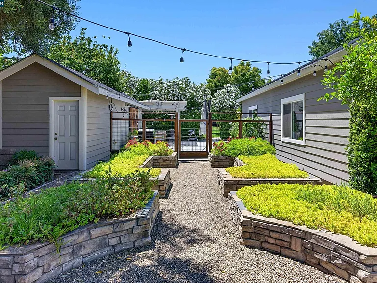 2207 Martin Ave — Photo 81