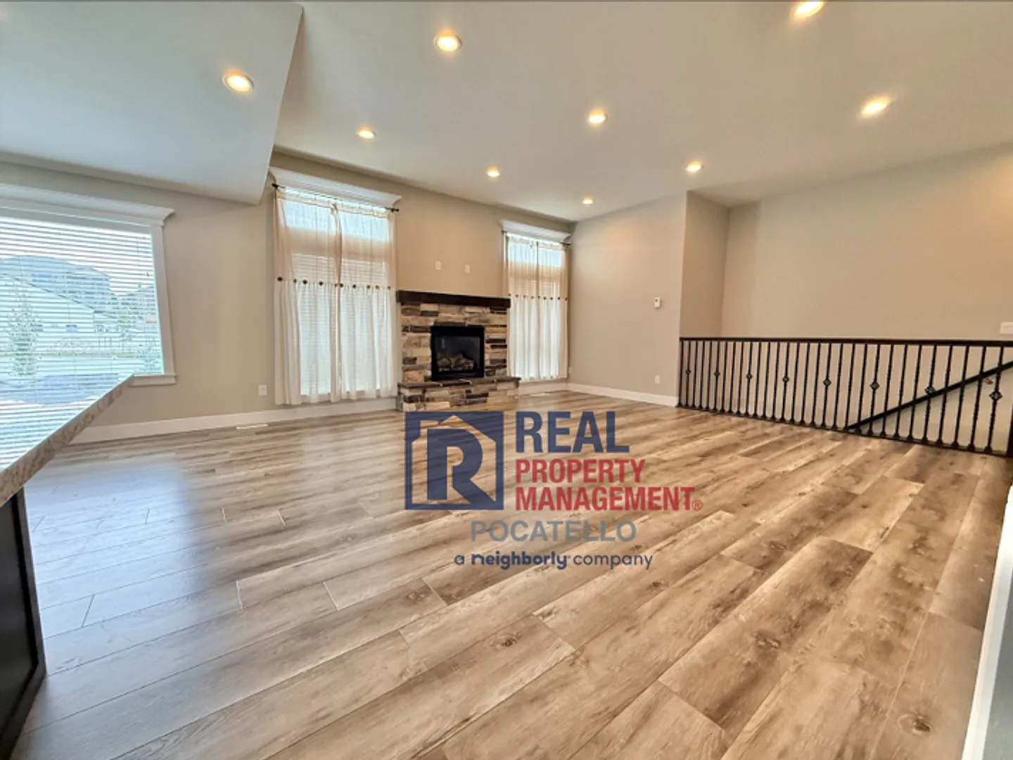 Beautiful 6 bedroom 3 bath house - 3 car garage — Photo 4