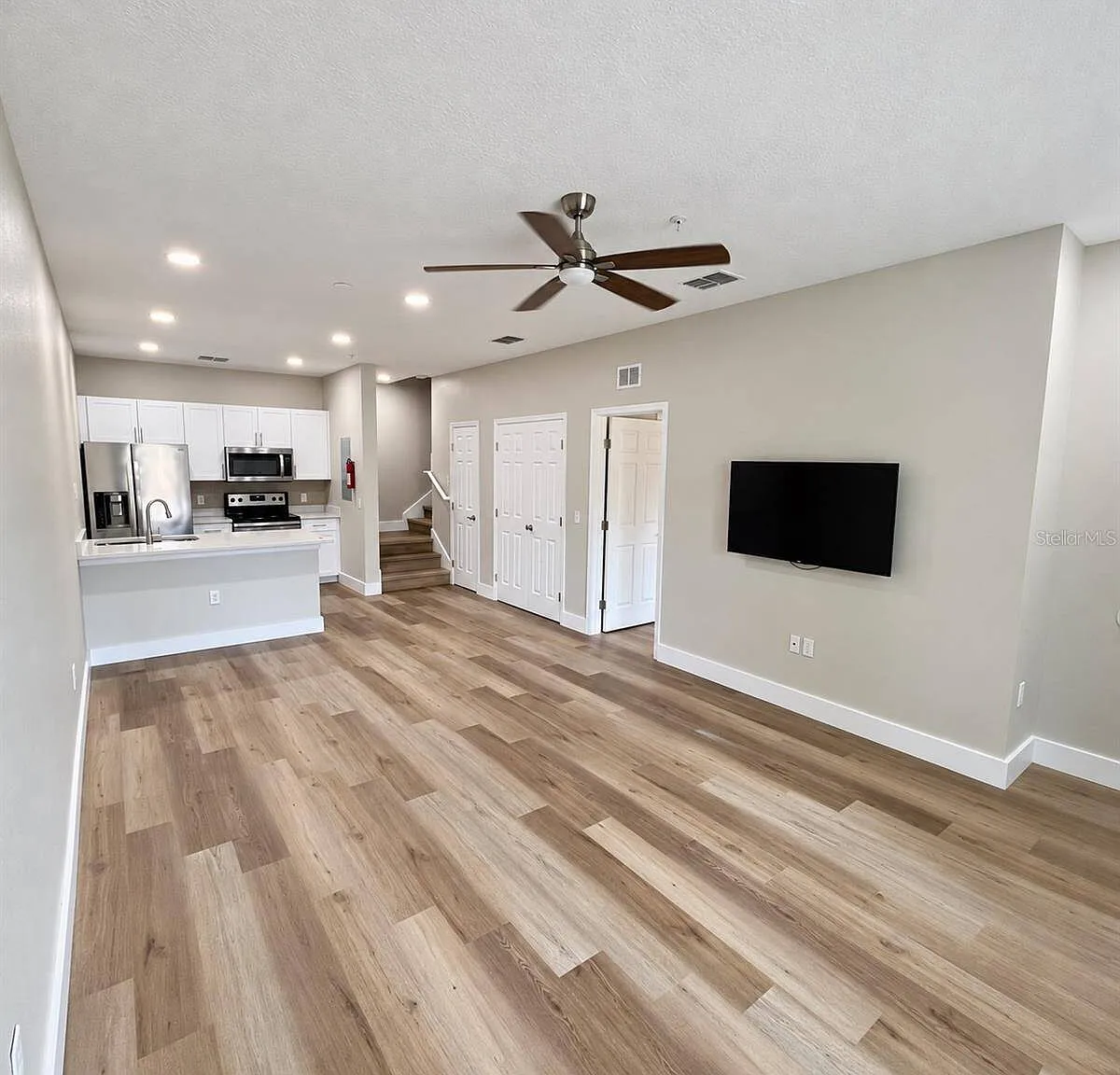 3 bed, 2.0 bath, 1300 sqft, $2,200 — Photo 2