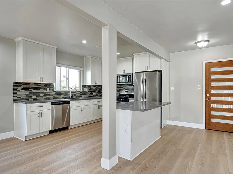 2040 S Sherbourne Dr — Photo 7