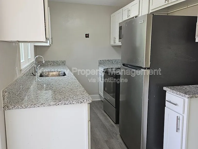302 Crystal Lake Dr — Photo 2