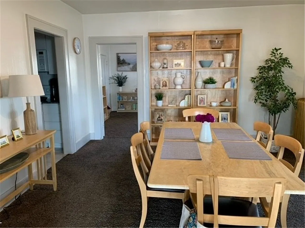 Rare Opportunity - Large 1100 sq.ft Upper Avenues Apartment — Photo 4