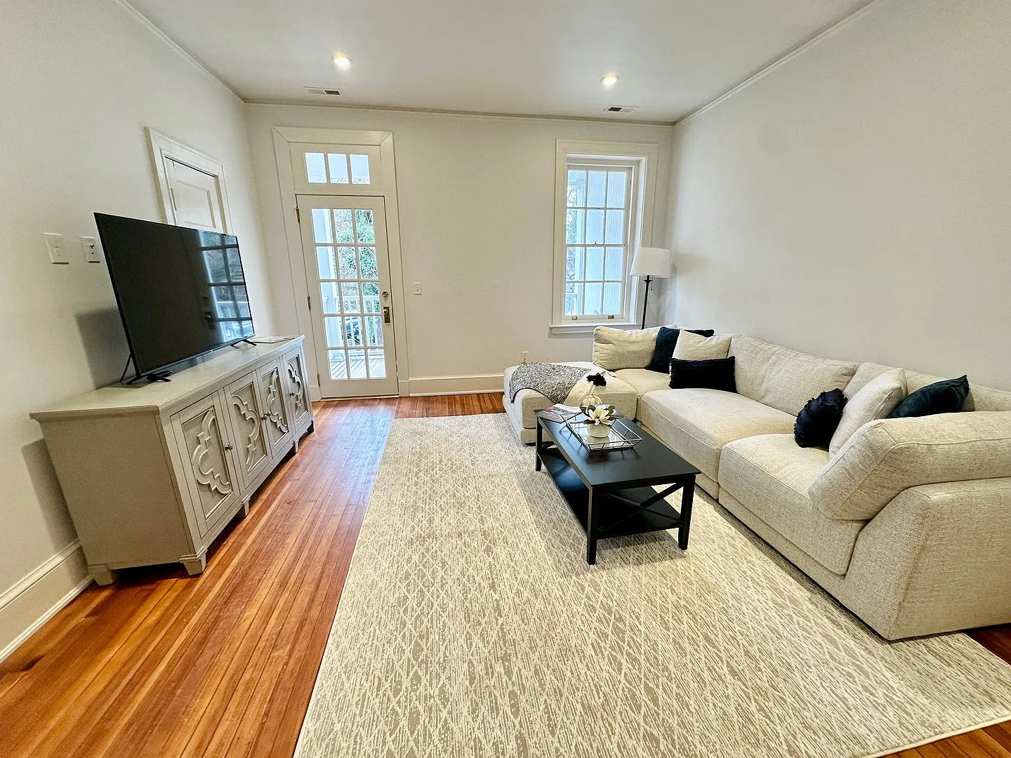 Lyndhall — Photo 3