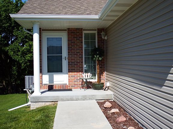 3rd image of 611 Carlton Dr