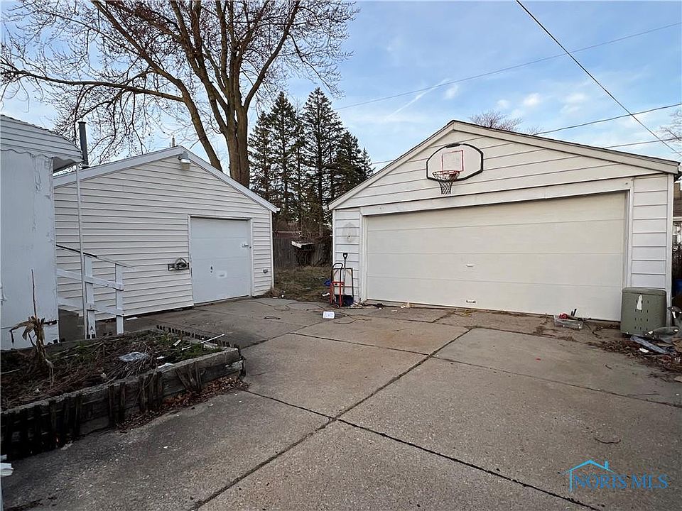 2nd image of 5838 Comet Ave