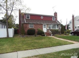 8 Clarissa Dr, Syosset, NY 11791