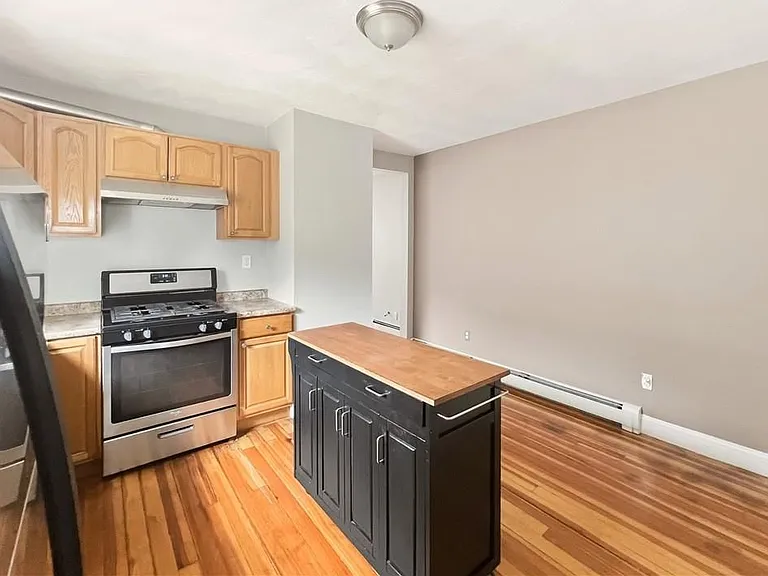 362 Weeden St — Photo 8