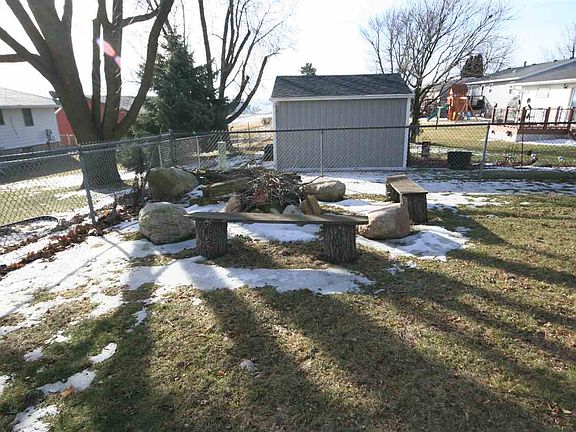 3rd image of 104 Circle Dr
