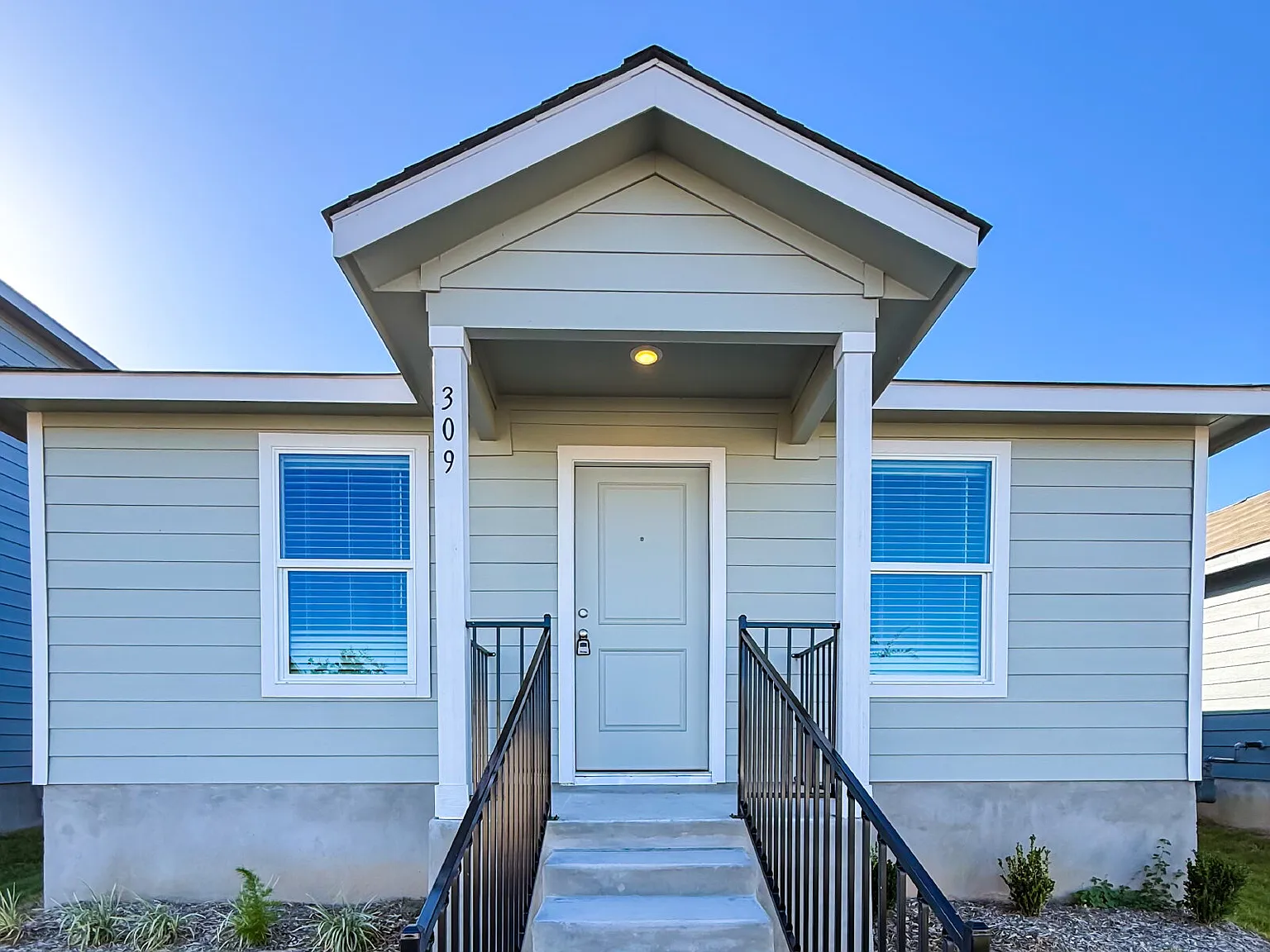 4 bed, 2.0 bath, 1500 sqft, $1,825 — Photo 1