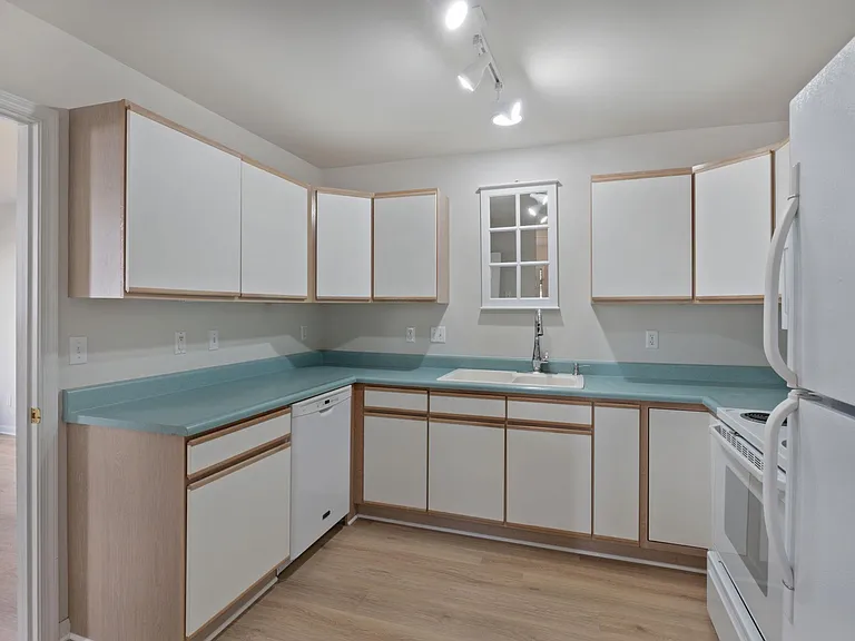 1081 Wintergreen Ln — Photo 22