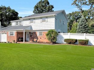 8 Glen Ln, Kings Park, NY 11754