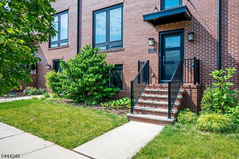 1st image of 5 E Hartwick Dr