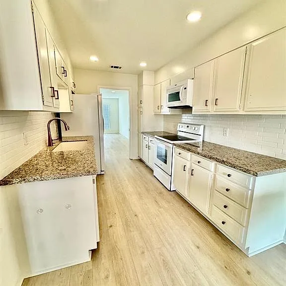 495 Yorktown Ln — Photo 9