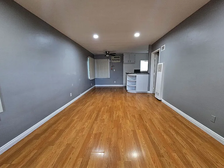 7419 Woodley Ave — Photo 2