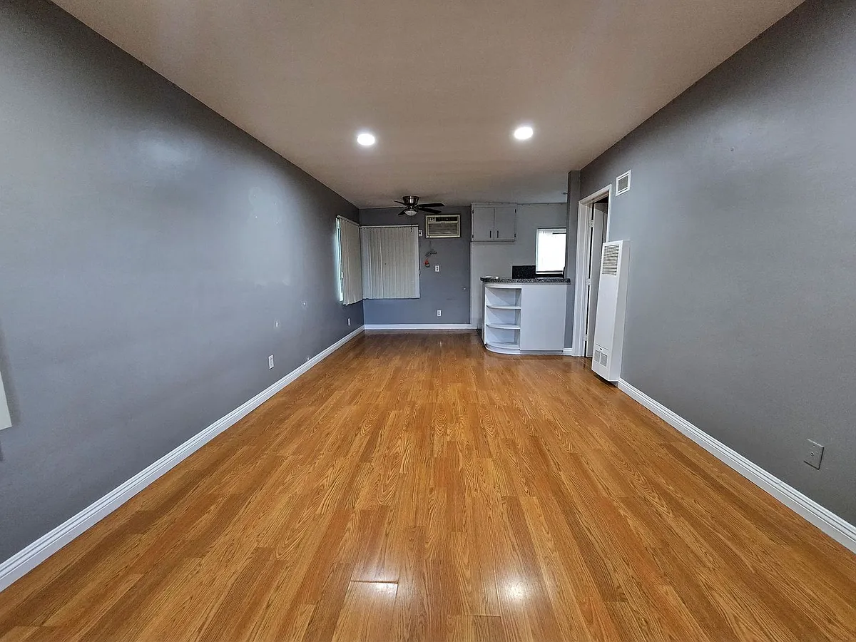 Building Photo - 7419 Woodley Ave