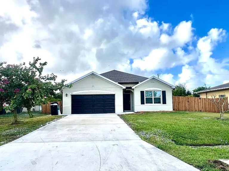 341 SW Ridgecrest Dr — Photo 2